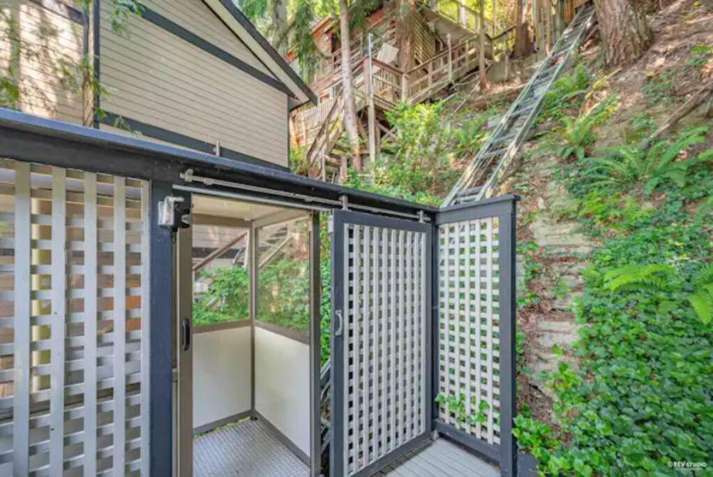 Waterfront Cottage With Superb Coastline Views West Vancouver Exterior foto